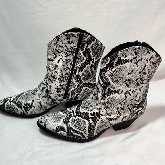 JOL Molly Faux Snakeskin Ankle Boots Women’s Size 7 Black and White - Picture 16 of 16